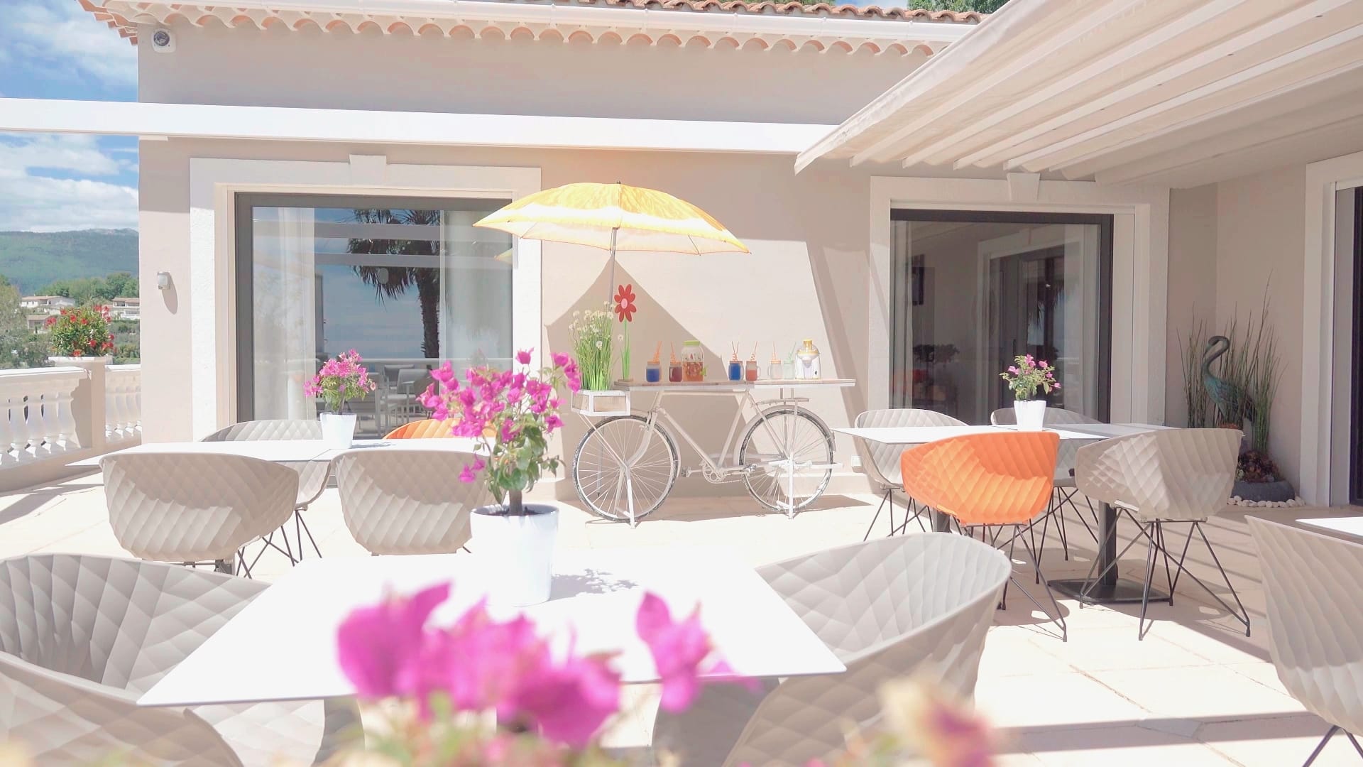 Terrace of the Terre de Rêve luxury guest house in the Provence region